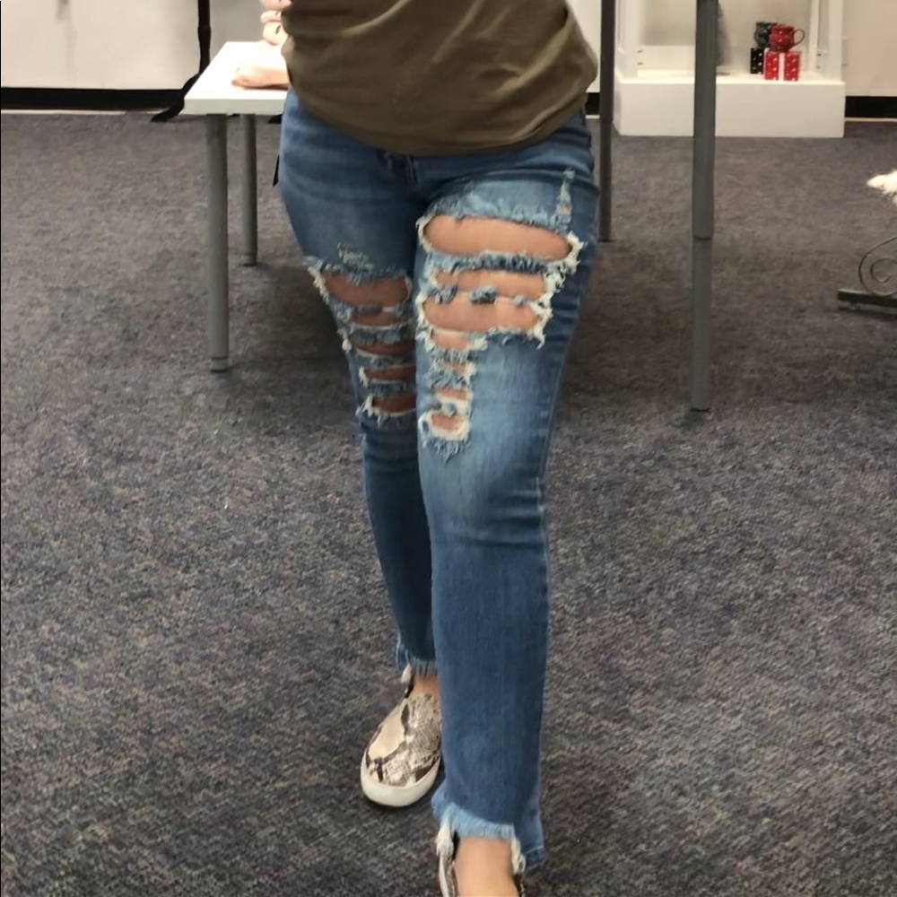 Distressed High waist jeans.